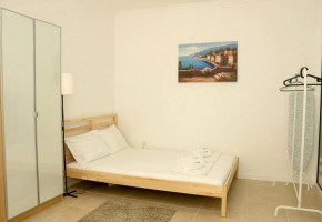Simplicity in Bright One-bedroom Central Flat